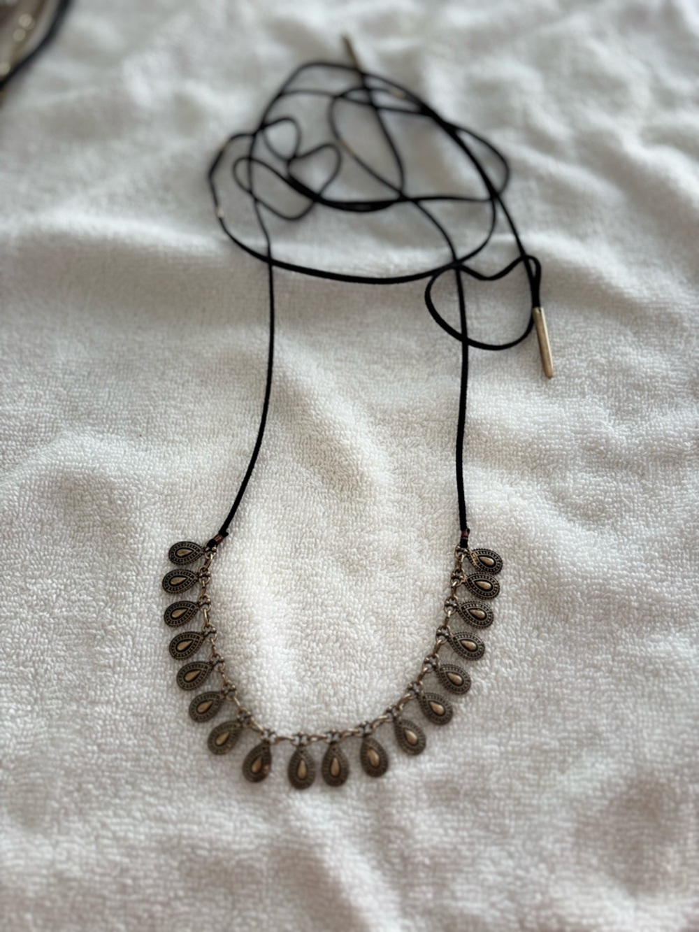 Vintage-Inspired Teardrop Pendant Necklace in Antique Gold and Black